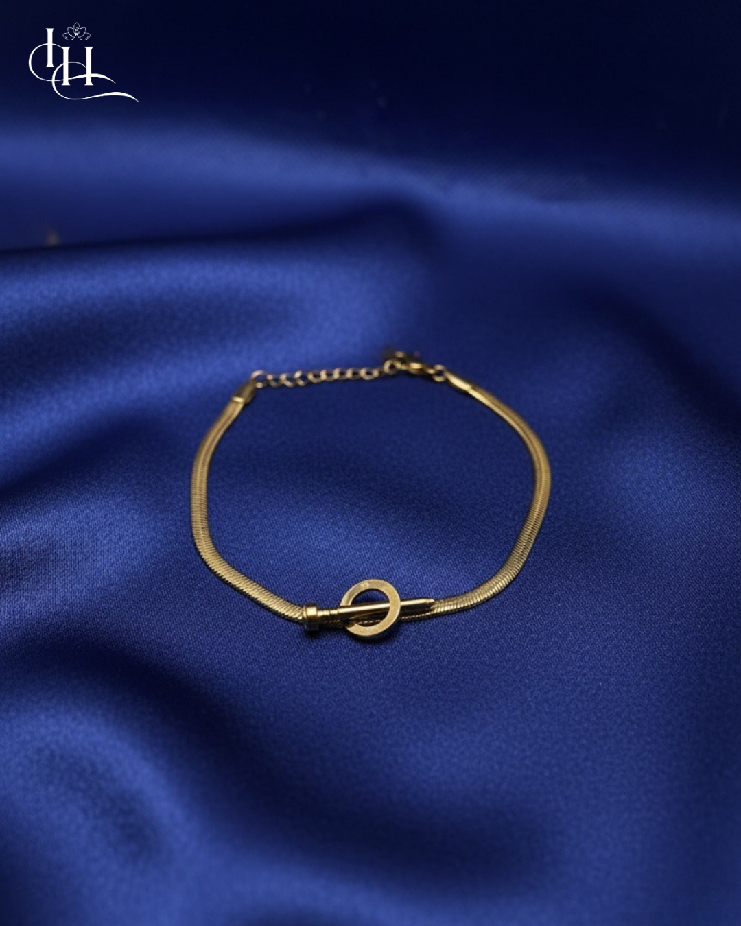 Minimal Gold Loop Bracelet
