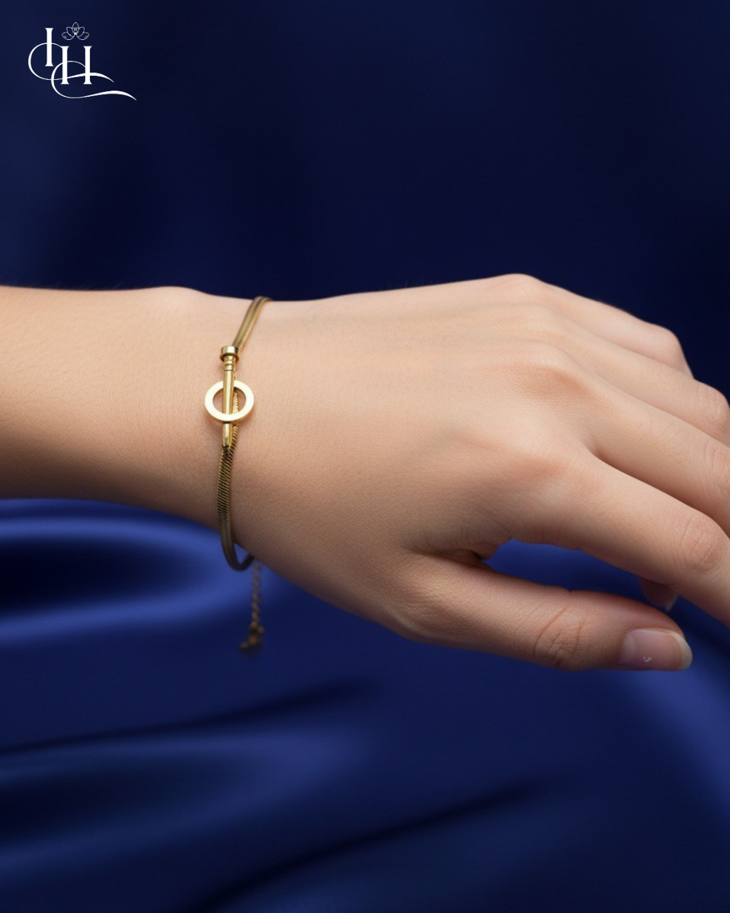 Minimal Gold Loop Bracelet