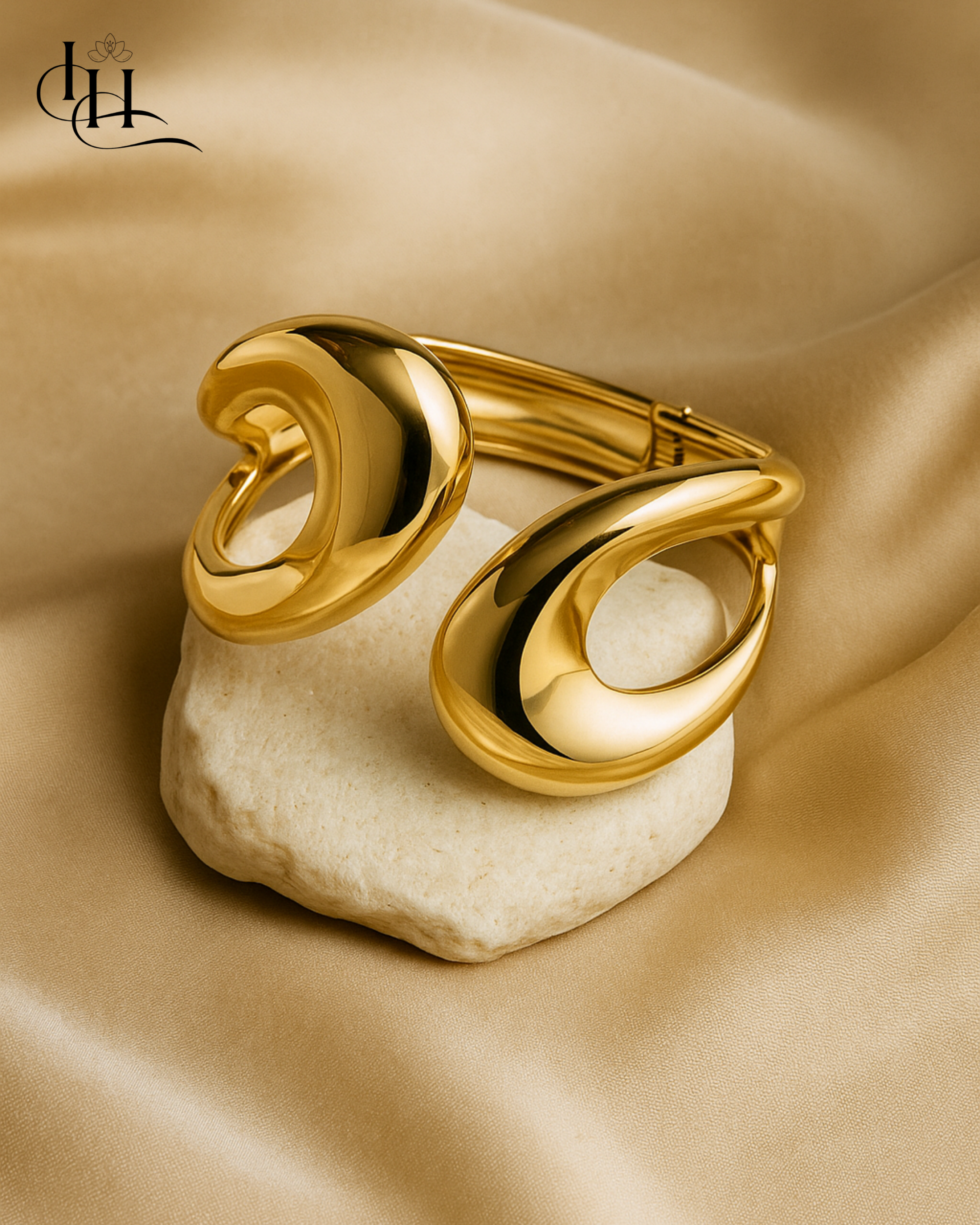 Luxury sculptural gold bracelet