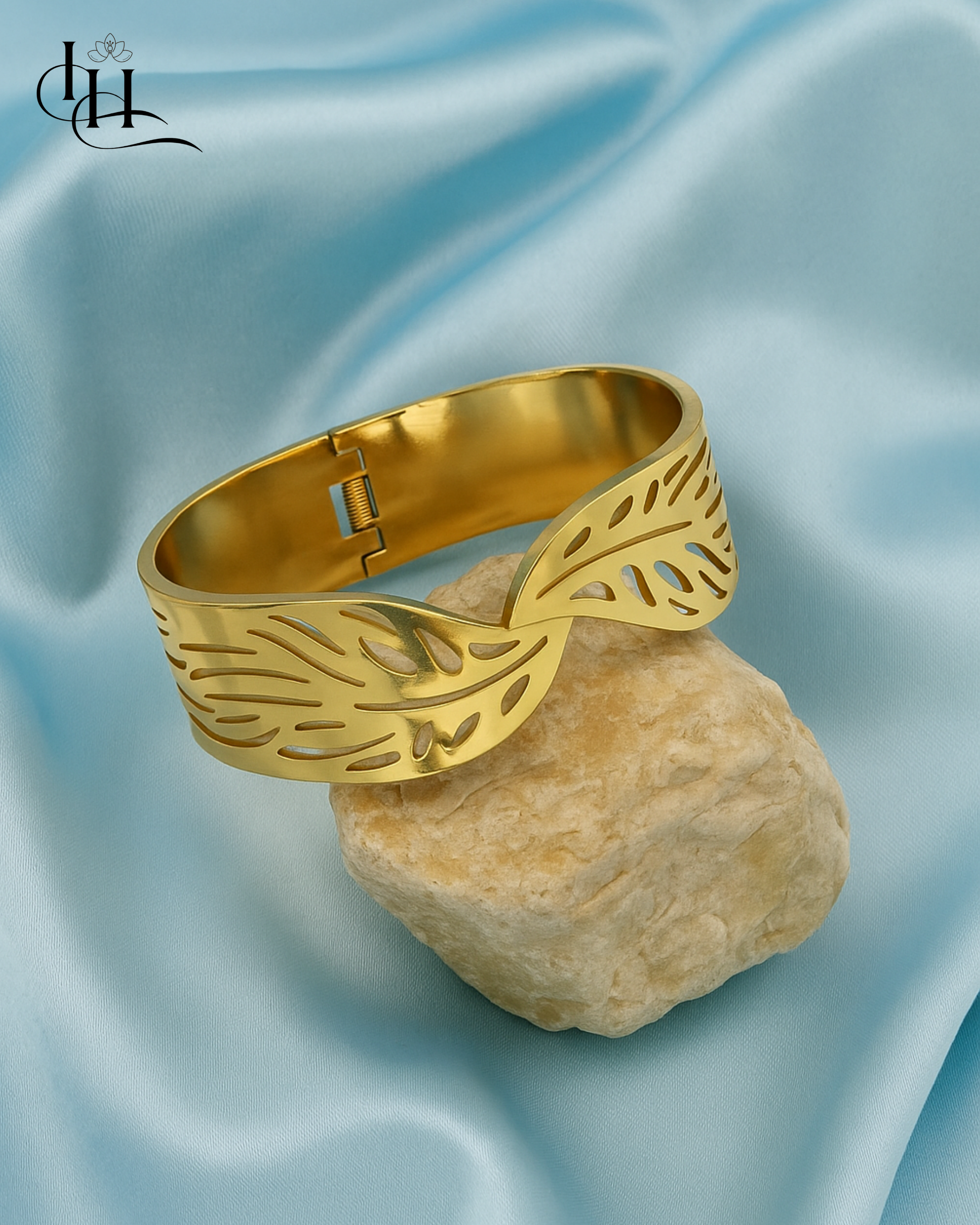 Elegant Leaf-Cut Gold Bracelet