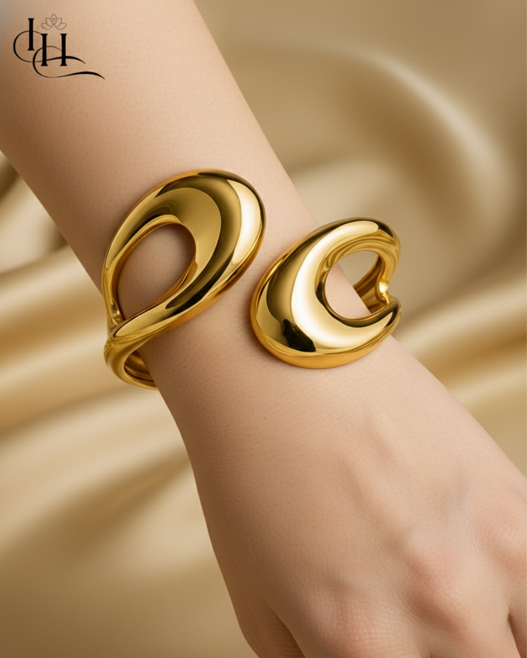 Luxury sculptural gold bracelet